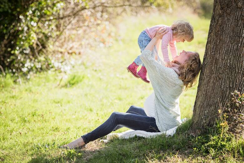 Paradoksalnie dla większości matek poczucie miłości do dziecka wymaga czasu, tak samo jak obdarzenie miłością każdej osoby. Uczucie budujemy w reakcji,