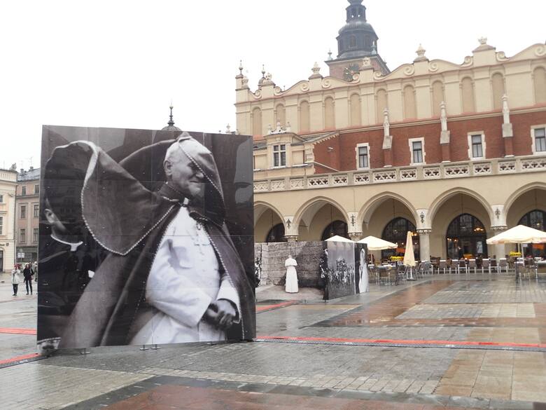 Wystawa fotografii na Rynku Głównym w Krakowie przedstawiających Jana Pawła II
