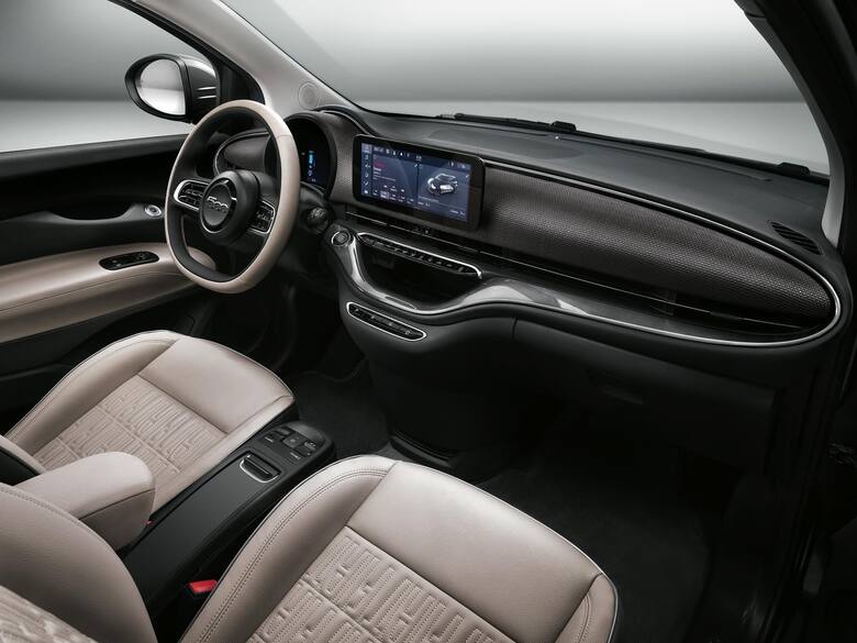 Nowy Fiat 500, to pierwszy w pełni elektryczny model FCA. Jak informuje producent, akumulatory litowo-jonowe o pojemności 42 kWh zapewniają nowej 500
