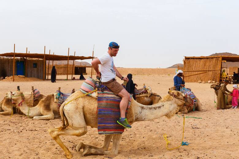 W Hurghadzie można wypoczywać na plażach, pływać w Morzu Czerwonym lub skorzystać z oferty wycieczek i zabaw fakultatywnych, np. jazdy na wielbłądzi