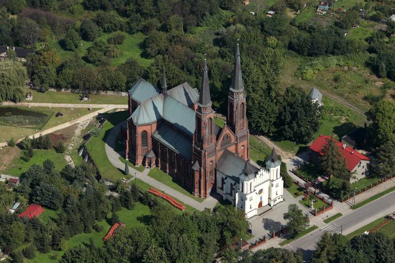 Pierwszy kościół w Zagórzu wzniesiono w latach 1848-1852. Dziś jest przedsionkiem większej świątyni pw. św. Joachima, którą dobudowano w latach 1898-1908.
