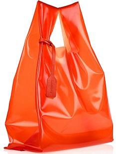 Plastikowe,  siatkowe, papierowe torby na zakupy  opanowały świat mody 