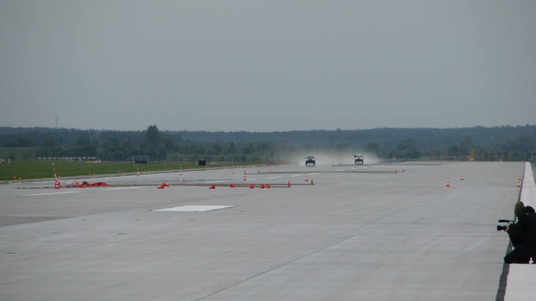 Wyścigi na pasie startowym w Pyrzowicach. Adam Małysz ścigał się z samochodami i samolotami