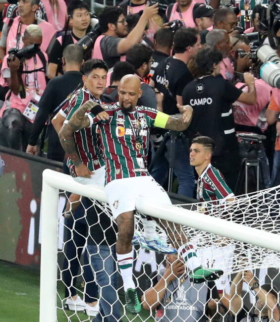 Felipe Melo (drugi z lewej) i German Cano świętują wywalczenie Copa Libertadores