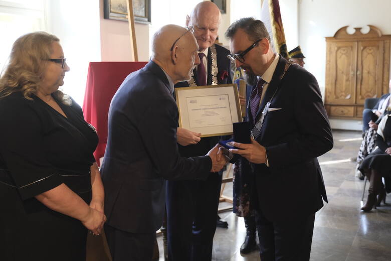 Toruńscy radni przenieśli się w czwartek do Sali Mieszczańskiej, gdzie wspólnie z zaproszonymi gośćmi celebrowali 550-lecie urodzin Mikołaja Kopernika. Goście najbardziej zasłużeni w pielęgnowaniu pamięci o wielkim astronomie, otrzymali okolicznościowe medale.