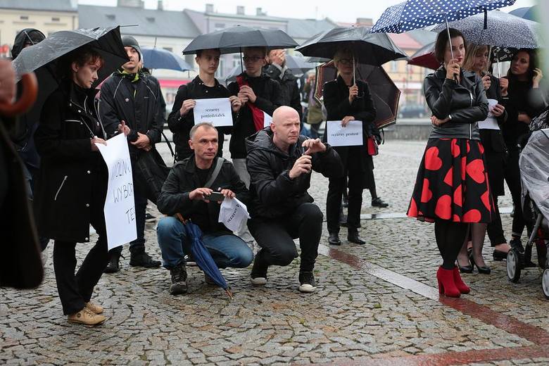 Czarny protest w Skierniewicach [ZDJĘCIA]