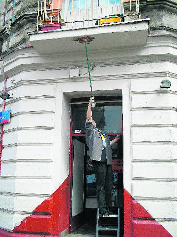Jacek Pietrzak sam zbił zwisające z balkonu resztki tynku. Całość musi jednak sprawdzić ekipa z administracji. 