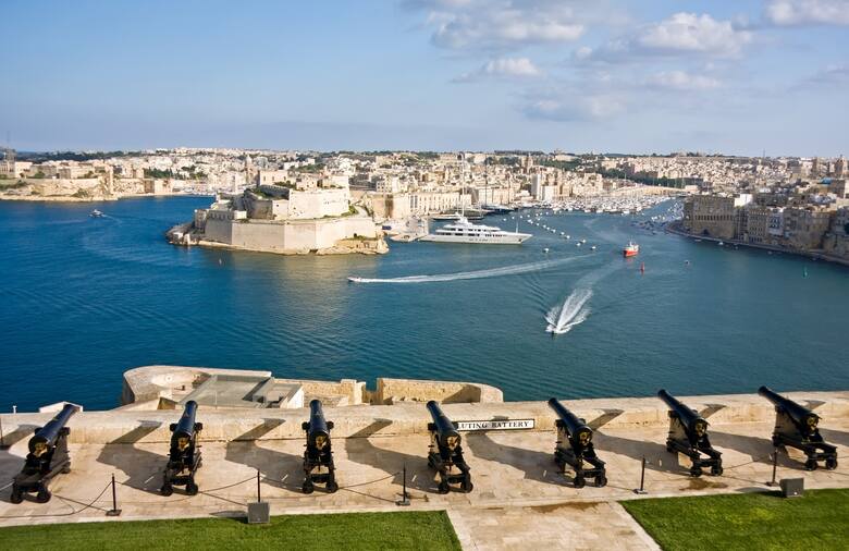 Malta także przyciąga turystów. Ceny są tu niższe: ok. 2000 zł od osoby za tydzień wypoczynku all inclusive w wysokim standardzie.