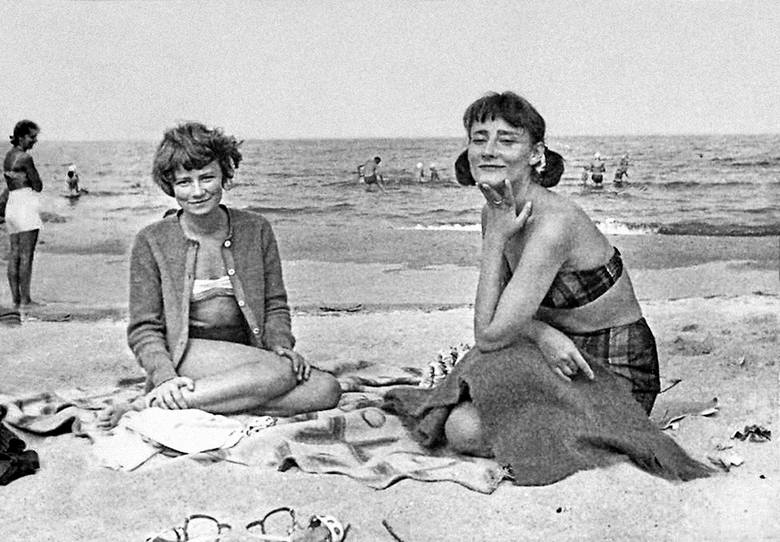 Halina Poświatowska z siostrą Małgorzatą na wakacjach w Cetniewie