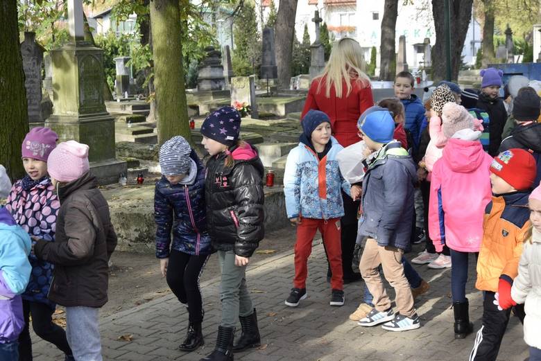 Dzieci z Przedszkola nr 3 w Skierniewicach – jak każdego roku – przyszły w czwartek, 31 października, na zabytkowy cmentarz św. Stanisława, aby zapalić znicze na grobach. Wybierali zwłaszcza groby zapomniane.