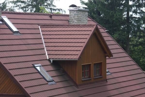 Warto wiedzieć, że producenci oferują nie tylko samo pokrycie dachowe, ale także akcesoria dodatkowe i gotowe obróbki.