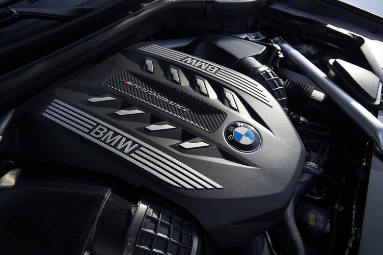 BMW X6Nowy BMW X6 w momencie wprowadzenia na rynek będzie dostępny w wersji standardowej oraz wariantach xLine oraz M Sport. Te dwie wersje wyposażeniowe