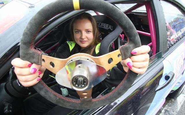 Katarzyna Zdyb to rodowita kielczanka, która z motoryzacją związana jest od 2003 roku. Wszystko zaczęło się od udziału w amatorskich rajdach KJS SuperOES. Za kierownicą stylowego driftowozu z silnikiem 3.0 i mocy 231 KM, zasiada od 3 lat. No cóż, róż ma wiele odcieni, w przypadku Kasi to BMW...