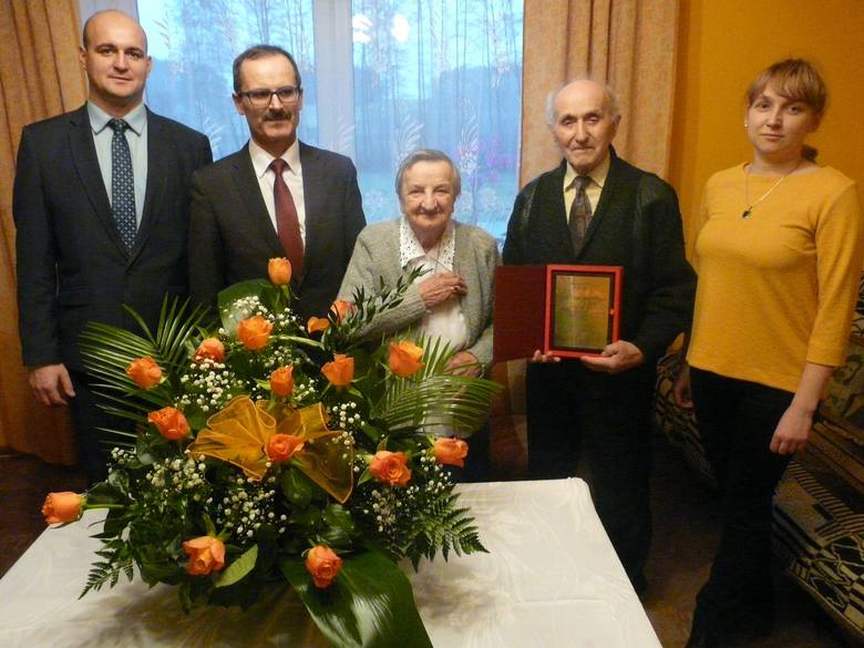 Gratulacje parze składał wójt Krzysztof Starczewski, przewodniczący rady Michał Michalik oraz sołtys Wołuczy Katarzyna Kucińska.