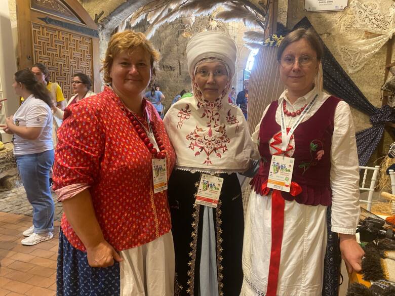 Od lewej Małgorzata Polańska-Kubiak , od prawej Teresa Lis na festiwalu w Turcji promują słynne w Polsce rękawice furmańskie