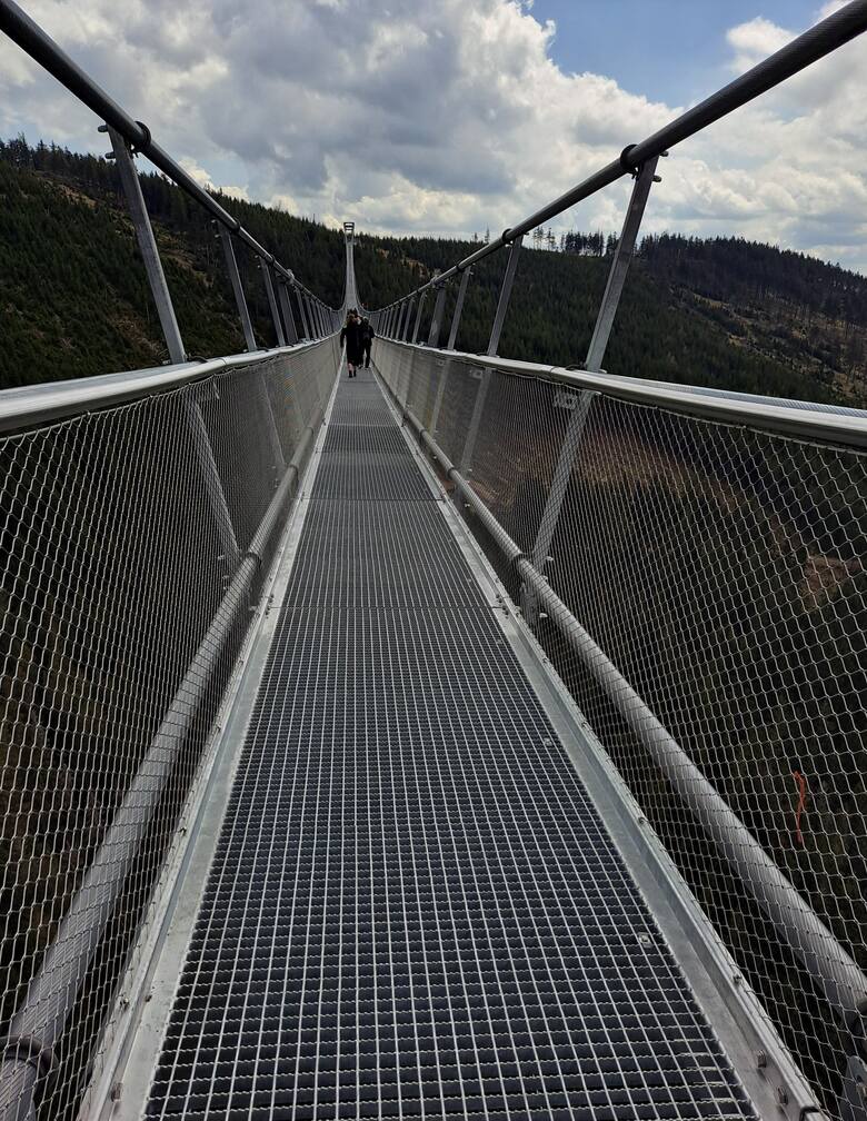 Sky Bridge 721 - 721 m emocji między niebem a ziemią! 13 maja pierwsi turyści wkroczyli na najdłuższy na świecie most wiszący dla pieszych