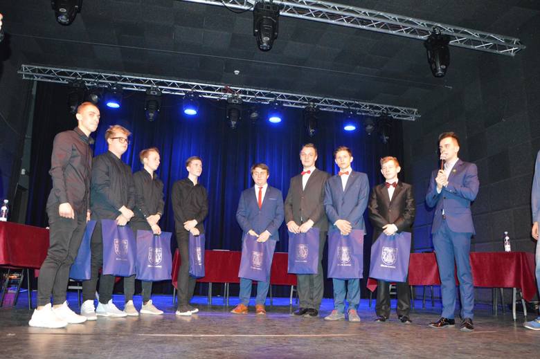 Łowicki Turniej Debat Oksfordzkich wygrała drużyna z I LO (z lewej)