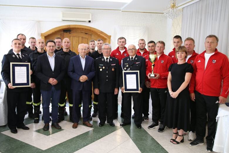 Burmistrz Miasta i Gminy Morawica, Marian Buras osobiście pogratulował strażakom