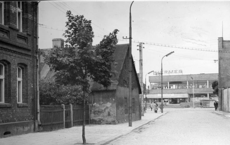 Ulica Męczenników Oświęcimskich w latach 70. Nie ma już budynku wchodzącego w chodnik(po lewej)