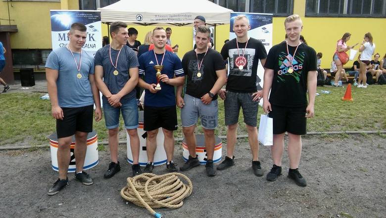 Drużyna ZSP nr 1 najlepsza w III Powiatowych Mistrzostwach Łowicza w przeciąganiu liny [ZDJĘCIA]