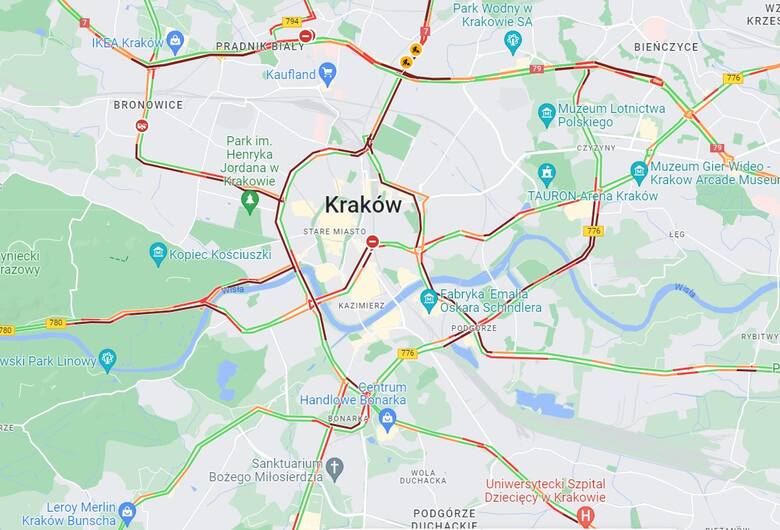 Kraków. Trudna sytuacja na drogach. Zakorkowane ulice i wypadek tira na A4 