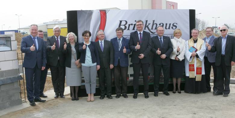 Firma Brinkhaus działa w Kostrzyńsko-Słubickiej Specjalnej Strefie Ekonomicznej już kilkanaście lat. W poniedziałek odbyło się wmurowanie kamienia węgielnego pod budowę nowej hali tej firmy. Oficjalni goście stanęli do pamiątkowego zdjęcia.  