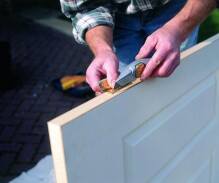 Jak zamontować drewniane drzwi wewnętrzne