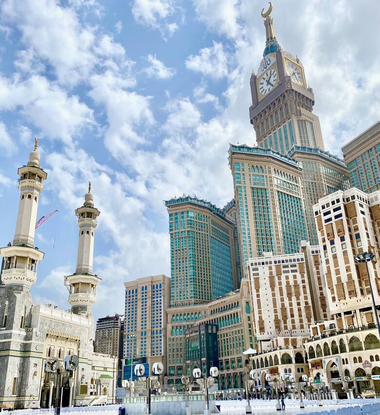 Mekka to nie tylko święte miejsca, to też tętniące życiem wielkie miasto.