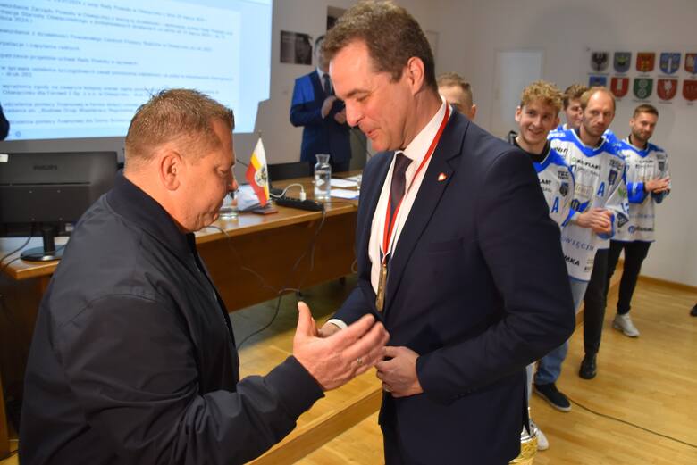 Prezes Re-Plast Unii Mariusz Sibik uhonorował starostę złotym medalem mistrzostw Polski