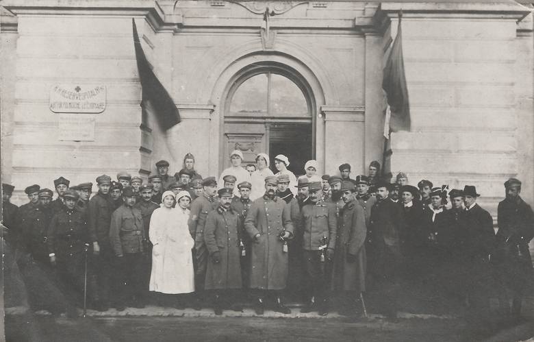 Piłsudski z personelem szpitala legionowego, kwiecień 1916 r. 