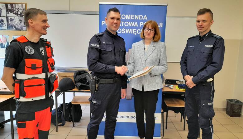Policjanci odwiedzili PZ nr 6 w Brzeszczach, żeby promować swój zawód wśród przyszłych uczniów klas mundurowych tej szkoły. Tutaj podziękowania od policjantów