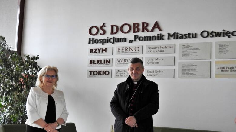 Biskup bielsko-żywiecki Roman Pindel odwiedził hospicjum. Prezes Fundacji Pomnik Hospicjum Miastu Oświęcim Helena Wisła przedstawiła działalność pla