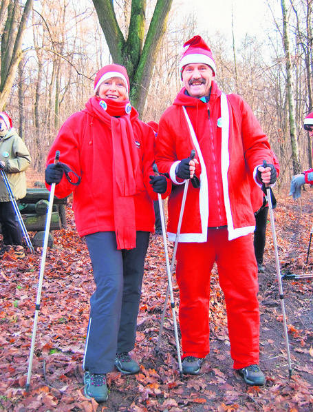 Grażyna i Roman Zbudniewek, którzy trenują nordic walking od dwóch lat, w mikołajowych przebraniach.