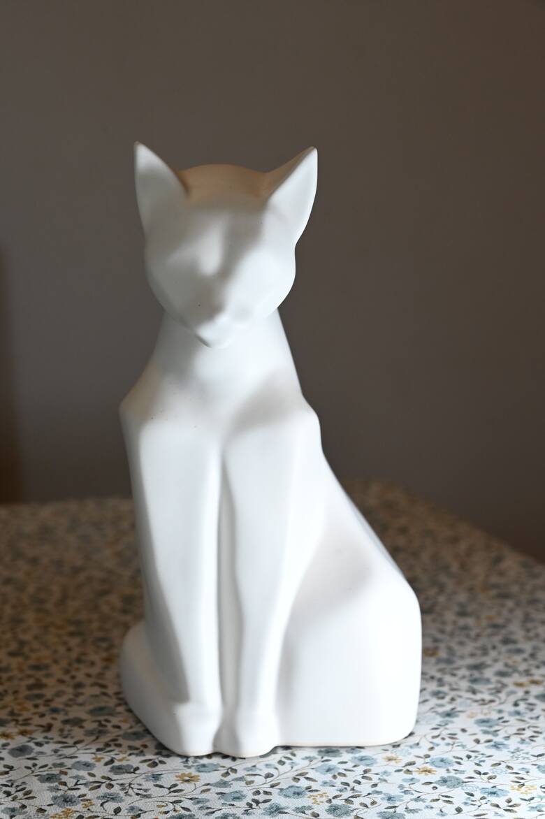 Urna ceramiczna w kształcie kota.