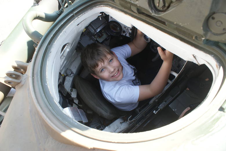Filip Papros z Zagnańska w środku czołgu PT-91 Twardy.