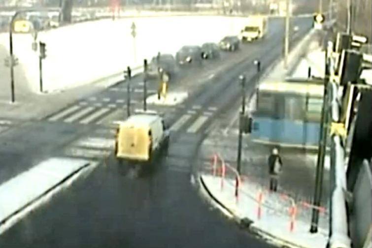 Kierowca Fiata Doblo wjechał wprost pod tramwaj