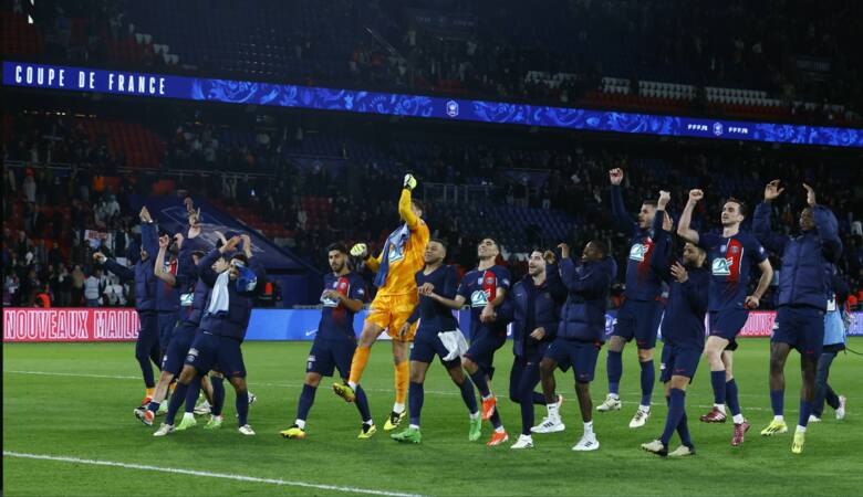 PSG świętujące awans do finału Pucharu Francji.