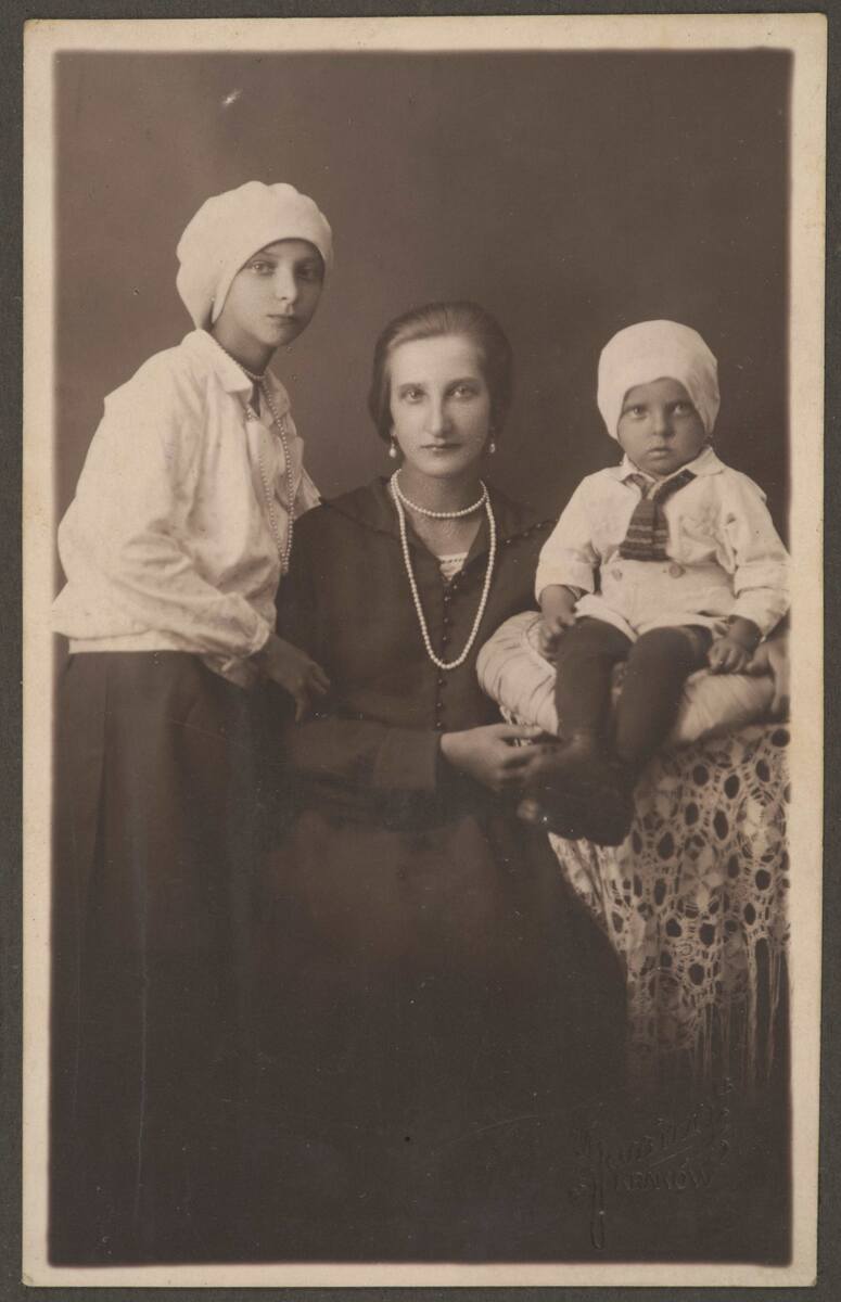 Kobieta z dziećmi; atelier „Janina” przy ul. Starowiślnej 21, ok. 1937