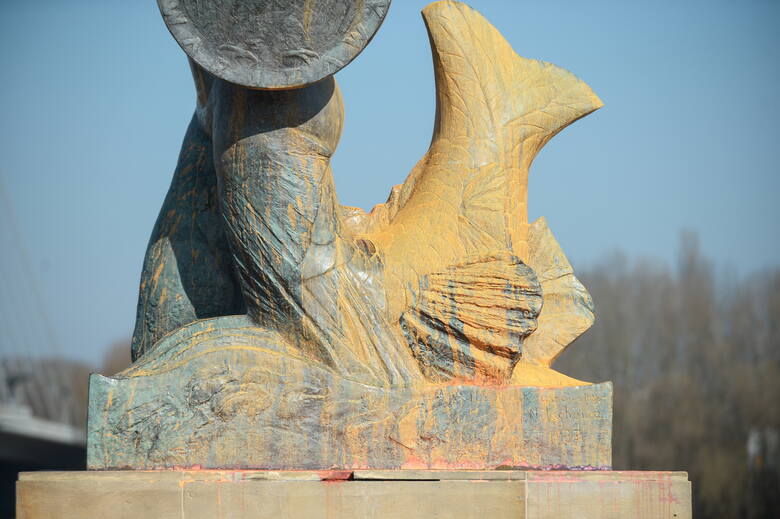 W piątek aktywistki oblały pomnik Syreny w Warszawie pomarańczową farbą. Został on już umyty, ale wiceprezydent miasta Renata Kaznowska wskazała, że