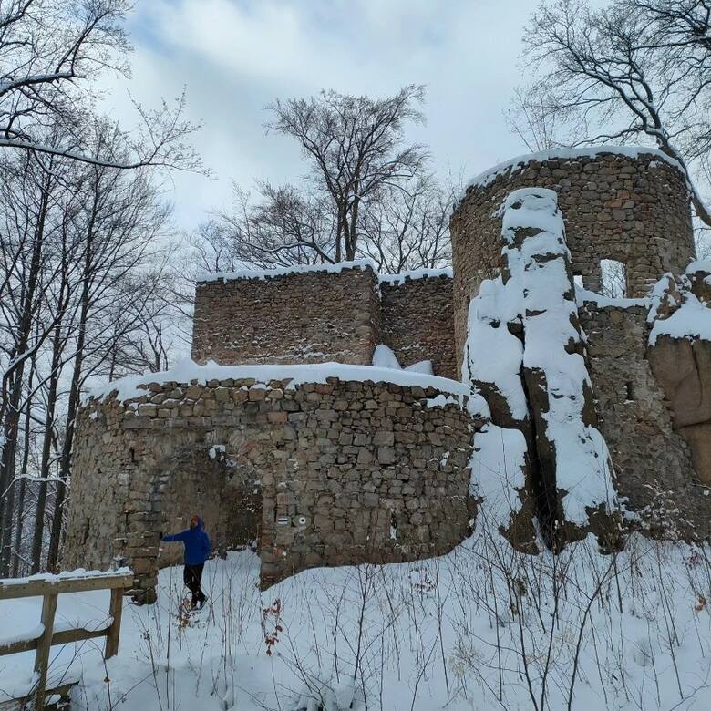 Teren zamku jest czynny całą dobę, a wejście do ruin  jest bezpłatne.O historii zamku Bolczów przeczytacie więcej TUTAJ