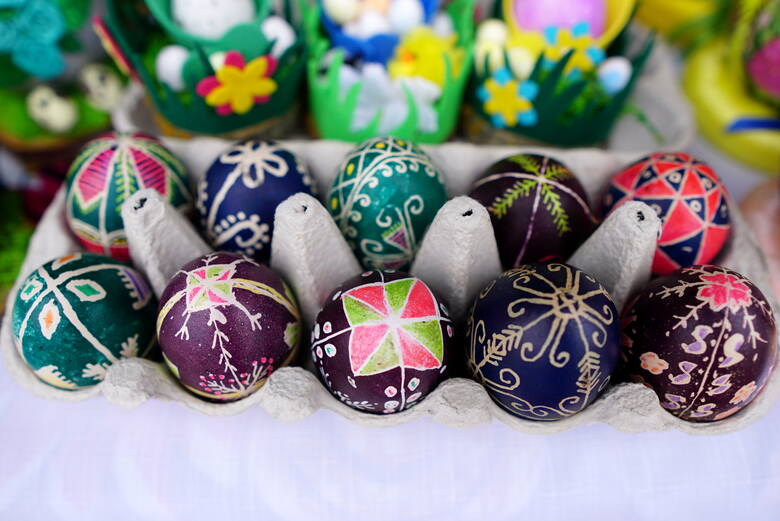 Jednym z najważniejszych symboli świąt wielkanocnych są pisanki. Zwyczaj barwienia jaj ma korzenie przedchrześcijańskie. Słowianie wierzyli, że poprzez