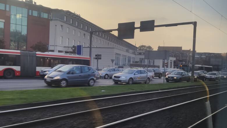 Raport drogowy. Korki w Sopocie! Utrudnienia na trójmiejskich drogach (14.10.2022 r.). Gdzie są remonty?