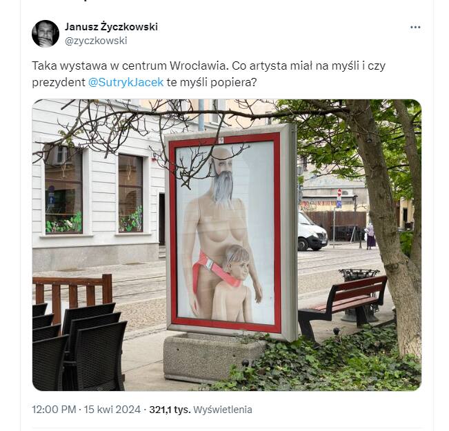 Kontrowersyjna wystawa Iron Man zniszczona. Sprejami zamazano gabloty na ul. Szewskiej we Wrocławiu. Internauci: to „promowania pedofilii"