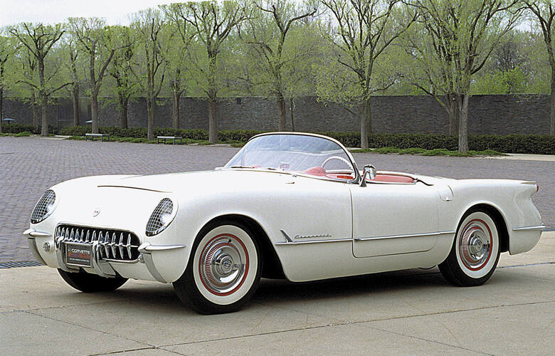 Generacja C1 (1953-1962)Pierwsza Corvette naśladowała brytyjskie roadstery, ale w nowatorski sposób. Sześciocylindrowy silnik wcale nie był tak rozczarowujący,