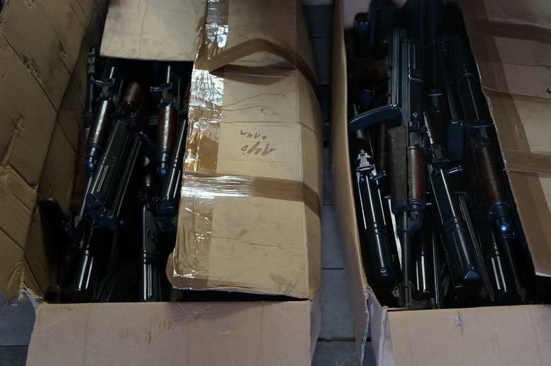 Policjanci w garażu znaleźli ponad 200 pistoletów i karabinów oraz amunicję