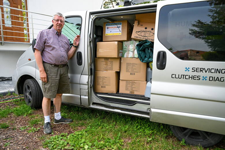 Na zdjęciu z 7 bm. brytyjski wolontariusz Kevin Roddam w Jarosławiu. Kevin Roddam od miesiąca przebywa na Podkarpaciu i stamtąd busem regularnie wozi