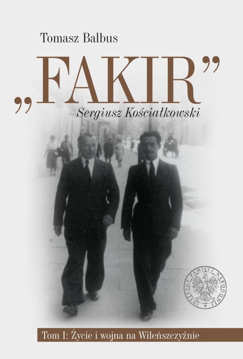 „Fakir”. Sergiusz Kościałkowski. t. 1: Życie i wojna na Wileńszczyźnie - Monumentalna biografia „Fakira”  liczy przeszło tysiąc stron. Jej autorem jest
