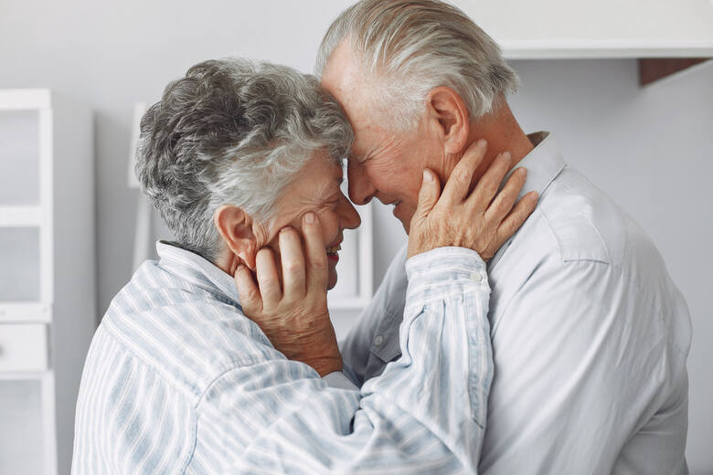 Starsza kobieta i mężczyzna przytulają się czule
