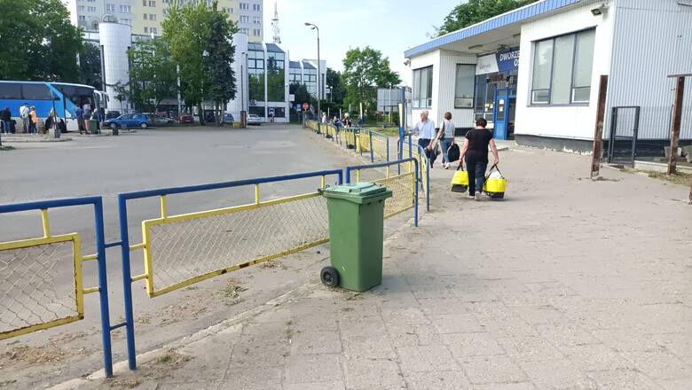 Dworzec PKS w Ostrołęce. Radny Jerzy Grabowski proponuje przenieść go do budynku dworca PKP. Zdjęcia 