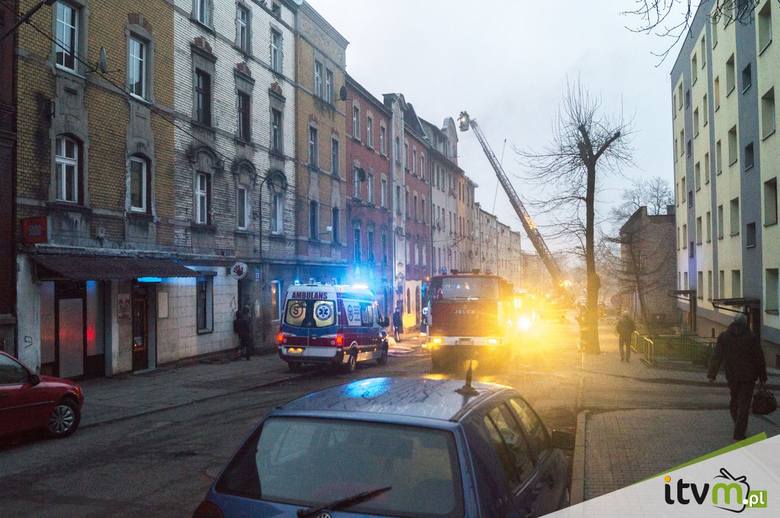 Tragiczny pożar kamienicy w Mysłowicach: 1 osoba nie żyje. 5 osób ewakuowanych z dachu